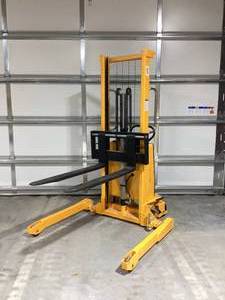 lot 009 image: ULINE H-5439 Semi-Electric Straddle Stacker