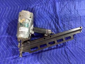lot 049 image: Hitachi NR83A2 3-14 21° Round Head Framing Nailer