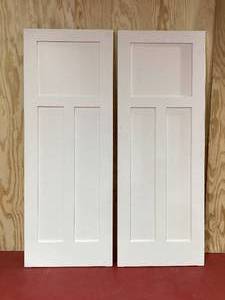 lot 020 image: NEW Never Installed Smooth Texture 3-Panel Square Edge Interior Doors - White Dove Finish