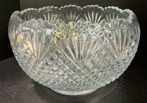 lot 25 image: Vintage L.E. Smith Pineapple Glass Punchbowl with Ladle and Twelve Cups