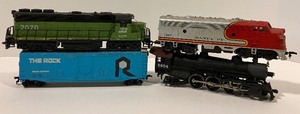 lot 26 image: LOT of Four Model Train Cars - Santa Fe and Burlington Engines