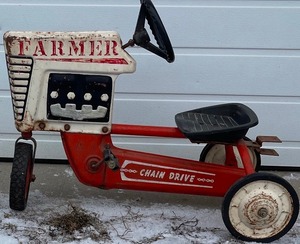 lot 10 image: Vintage Pedal Tractor