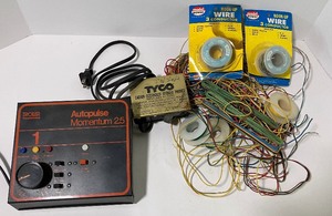 lot 46 image: Troller Transistorized Autopulse Momentum 2.5 Model Train Transformer and Wire