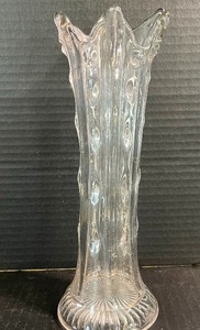 lot 53 image: Vintage Dugan Diamond 10 12 Swung Glass Paneled Hobnail Vase