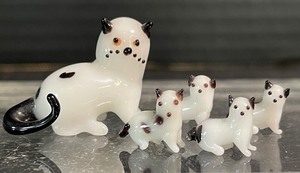 lot 136 image: Blown Art Glass -  Cat  Kittens Miniatures