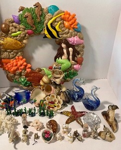 lot 109 image: Seashell Art and Sea Figurines LOT