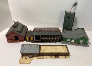 lot 162 image: Five Piece LOT - Model Railroad Buildings