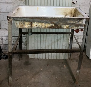 lot 182 image: Vintage Antique Cast Iron Wash Basin on Metal Stand