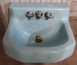 lot 188 image: Vintage Cast Iron Turquoise Aqua Bathroom Wall Mount Sink