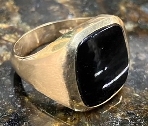 lot 22 image: 10k Onyx Mens Ring with Case