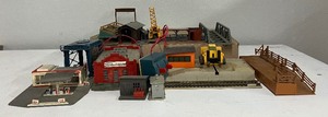 lot 191 image: Fourteen Piece LOT Model Railroad Buildings - Standard Electric Town Piece and 13 other