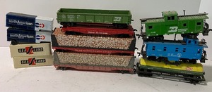 lot 194 image: Vintage Ten Piece Model Railroad Car LOT - DuPont, North American