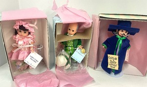 lot 18 image: Lullaby League Munchkin 1999, 75th Anniversary Mayor 1998 and 2004 Coroner Wizard of Oz Madame Alexander