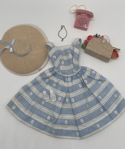 lot 184 image: Mattels Barbie Suburban Shopper 1959-64 #969 with accessories complete