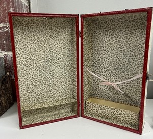 lot 3 image: Vintage Doll Case