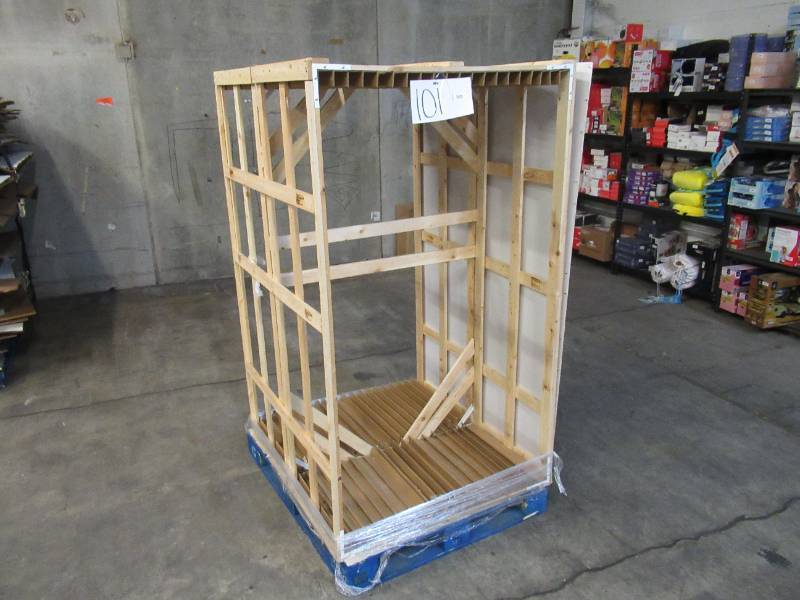 lot 101 image: Pallet with Built Wooden Structure on it