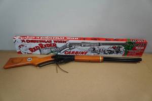 lot 21 image: Daisy Red Ryder 650 Shot A Christmas Wish BB Gun
