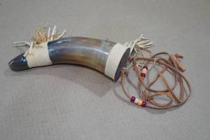 lot 26 image: Bull Horn Powder Flask