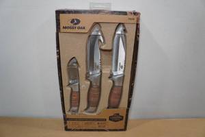 lot 29 image: Mossy Oak Leather Wrapped Hunting Knives