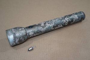 lot 33 image: Camo Mag Lite 3D-Cell with Extra Bulb