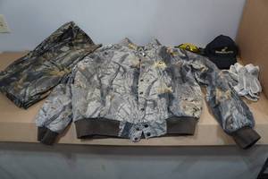 lot 195 image: Assorted Hunting Gear