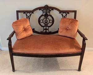 lot 16 image: Beautiful Vintage Carved Mahogany Settee