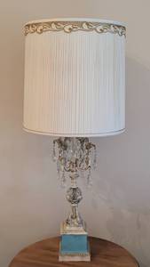 lot 29 image: Vintage Brass and Crystal Table Lamp