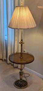 lot 32 image: Vintage Wood and Brass Floor Table Lamp