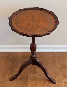 lot 92 image: Petite Pie Crust Top Accent Table