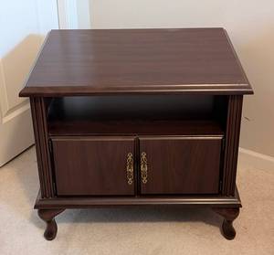 lot 97 image: Vintage Mahogany Wood Side Accent Table