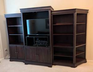lot 100 image: Large Wood Entertainment Cabinet
