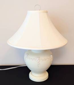lot 86 image: Vintage Cream Floral Table Lamp
