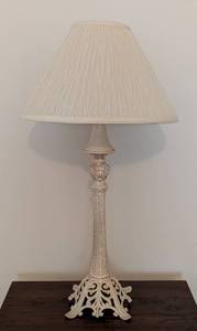 lot 41 image: Decorative Elegant White Metal Table Lamp