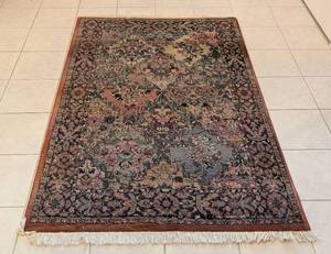 lot 45 image: Beautiful Accent Rug