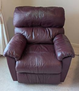 lot 40 image: Burgundy Leather Recliner