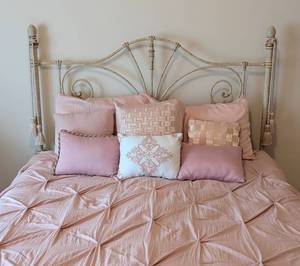 lot 22 image: FullQueen Metal Bed Frame