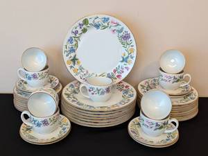 lot 34 image: Royal Worcester Fairfield Dish Set