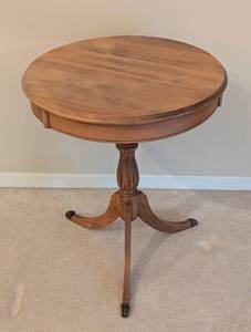 lot 35 image: Vintage Clawfoot Round Wood Side Table