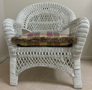 lot 9 image: Gorgeous White Wicker Chair with Cushion