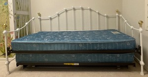 lot 8 image: Daybed with Trundle  Adorable Medal with Flowers and Gold Knobs