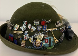 lot 131 image: Vintage Fritz Gunzrodt German  Switzerland Austrian Green Felt Hap with Travel Pins and Horn