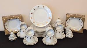 lot 108 image: Vintage Tienshan Golden Pines Christmas Dish Set