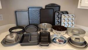 lot 112 image: Large Assortment of Baking Pans