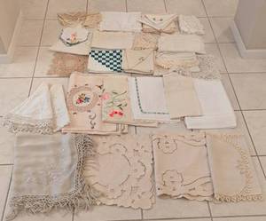 lot 113 image: Assorted Vintage Table Linens