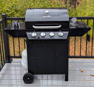 lot 61 image: Char-Broil Advantage Gas Grill