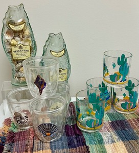 lot 151 image: Whimsical Sea Themed Plastic Cups, Glass Fish and Place-mats
