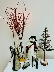 lot 157 image: Whimsical Christmas Decorations