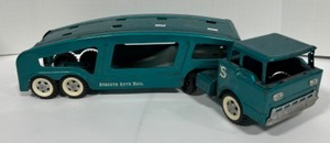 lot 18 image: Vintage Structo Auto Haul Car Carrier Semi Tractor Trailer Metal Truck