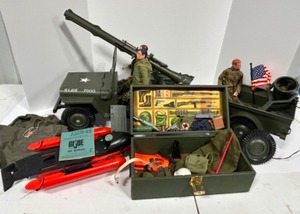 lot 45 image: Vintage 1960s GI JOE Combat Set, 3 Soldiers, Many Accessories & HTF items