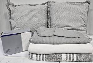 lot 250 image: Queen Bedding, Pillows & NEW Mattress Protector 